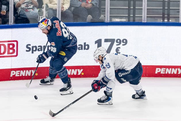 Fight for the puck duel between Maximilian Kastner EHC Red Bull Muenchen, 93 and Zach Solow Adler Mannheim, 73 GER, EHC Red Bull Muenchen vs Adler Mannheim, ice hockey, DEL, playoffs, semi-final game 4, season 2025 2026, 14 04 2026 GER, EHC Red Bull Muenchen vs Adler Mannheim, ice hockey, DEL, playoffs, semi-final game 4, season 2025 2026, 14 04 2026 Muenchen Copyright: xEibner-Pressefoto FranzxFeinerx EP_HFR