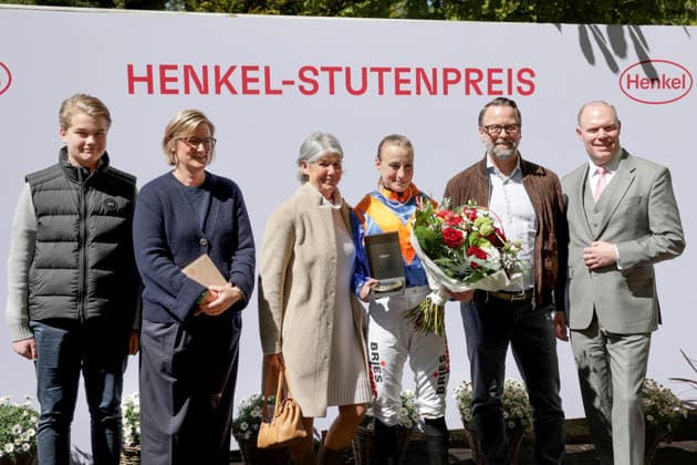 25 04 2026, Duesseldorf, Nordrhein Westfalen, GER Award ceremony Jockey Sibylle Vogt wins the Perlenkette 2026 Duesseldorf Grafenberg racecourse Award ceremony, Perlenkette, Vogt, victory 260425SG984DUESSELDORF JPG