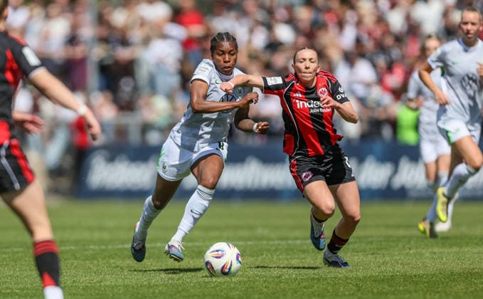 GER, Frankfurt, Eintracht Frankfurt vs VfL Wolfsburg, Google Pixel Bundesliga, Football, DFB, Season 2025 2026, Stadion am Brentanobad, 23 Matchday in picture f l Lineth Beerensteyn VfL Wolfsburg Women 9 , Elisa Senß Eintracht Frankfurt Women 6 , Duel DFB DFL REGULATIONS PROHIBIT ANY USE OF PHOTOGRAPHS AS IMAGE SEQUENCES AND OR QUASI VIDEO, 26 04 2026 Copyright: HMBxMedia HendrikxHamelau