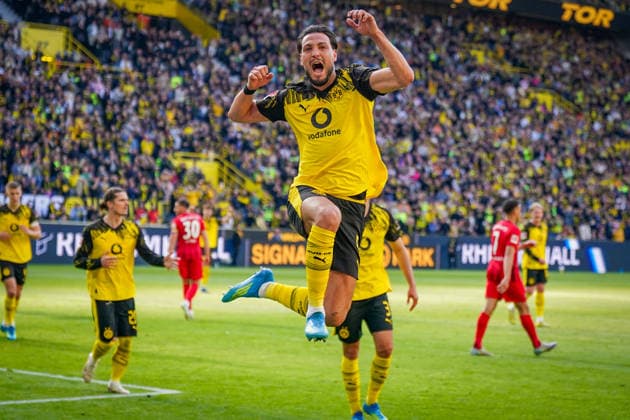 Germany Soccer Bundesliga 2025 2026, 31 Matchday BVB Borussia Dortmund vs SC Freiburg Signal Iduna Park Dortmund Goal and goal celebration to 3 0 by Ramy Bensebaini Ramy Bensebaini Borussia Dortmund, 5 joy, emotions, cheer, gesture, gesture, emotion, facial expression, facial expression, emotion, jump Copyright: xJOERANxSTEINSIEKx