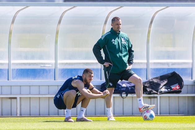 30 04 2026, Football, Training of FC Schalke 04 v l Hasan Kurucay FC Schalke 04 , Athletics Trainer Alexander Storck FC Schalke 04 Gelsenkirchen Training ground FC Schalke 04 NRW Germany xRHR PHOTO YYx Copyright: RHR-FOTOx RHR-FOTO YY
