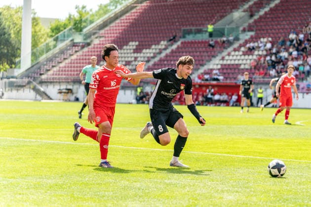02 05 2026, xdaymx, Fußball Regionalliga Suedwest, FSV Mainz 05 U23 SG Sonnenhof Grossaspach vl Taiyu Yamasaki Mainz 05 U23 in duel with Jan Rahn SG Sonnenhof Großaßbach DFL DFB REGULATIONS PROHIBIT ANY USE OF PHOTOGRAPHS as IMAGE SEQUENCES and or QUASI VIDEO Mainz