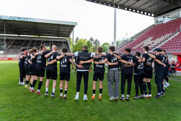 02 05 2026, xdaymx, Fussball Regionalliga Suedwest, FSV Mainz 05 U23 SG Sonnenhof Grossaspach Team of SG Sonnenhof Grossaspach celebrates exuberantly after the 0 0 in Mainz the promotion to the 3 Liga DFL DFB REGULATIONS PROHIBIT ANY USE OF PHOTOGRAPHS as IMAGE SEQUENCES and or QUASI VIDEO Mainz