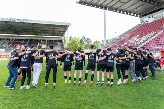 02 05 2026, xdaymx, Fussball Regionalliga Suedwest, FSV Mainz 05 U23 SG Sonnenhof Grossaspach Team of SG Sonnenhof Grossaspach celebrates exuberantly after the 0 0 in Mainz the promotion to the 3 Liga DFL DFB REGULATIONS PROHIBIT ANY USE OF PHOTOGRAPHS as IMAGE SEQUENCES and or QUASI VIDEO Mainz
