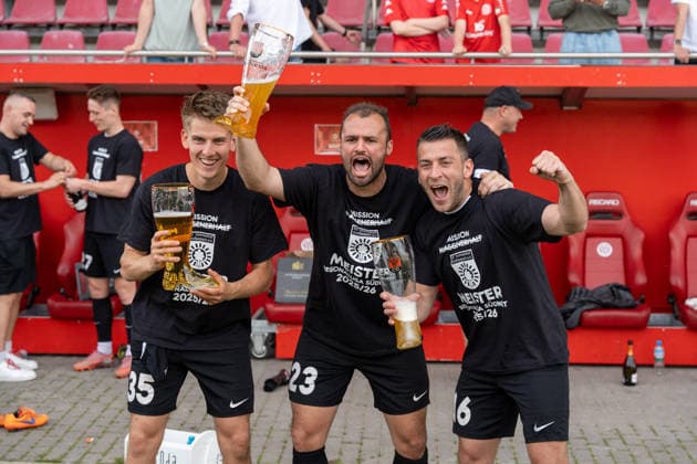 02 05 2026, xdaymx, Soccer Regionalliga Suedwest, FSV Mainz 05 U23 SG Sonnenhof Grossaspach Lukas Stoppel, Fabian Eisele and Christian Mistl celebrate exuberantly after the 0 0 in Mainz the promotion to the 3 Liga DFL DFB REGULATIONS PROHIBIT ANY USE OF PHOTOGRAPHS as IMAGE SEQUENCES and or QUASI VIDEO Mainz