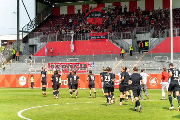 02 05 2026, xdaymx, Fußball Regionalliga Suedwest, FSV Mainz 05 U23 SG Sonnenhof Grossaspach Mannschaft von Sonnenhof Grossaspach nach dem Schlusspfiff Spieler rennen jubilant zu den mitgereisten Fans und feiern den Aufstieg DFL DFB REGULATIONS PROHIBIT ANY USE OF PHOTOGRAPHS as IMAGE SEQUENCES and or QUASI VIDEO Mainz