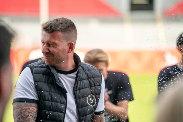 02 05 2026, xdaymx, Soccer Regionalliga Suedwest, FSV Mainz 05 U23 SG Sonnenhof Grossaspach Head Coach Pascal Reinhardt SG Sonnenhof Grossaspach receives a champagne shower after the promotion at the U23 in Mainz DFL DFB REGULATIONS PROHIBIT ANY USE OF PHOTOGRAPHS as IMAGE SEQUENCES and or QUASI VIDEO Mainz