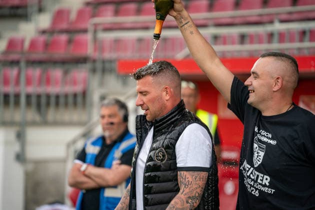 02 05 2026, xdaymx, Soccer Regionalliga Suedwest, FSV Mainz 05 U23 SG Sonnenhof Grossaspach Head Coach Pascal Reinhardt SG Sonnenhof Grossaspach receives a champagne shower after the promotion at the U23 in Mainz DFL DFB REGULATIONS PROHIBIT ANY USE OF PHOTOGRAPHS as IMAGE SEQUENCES and or QUASI VIDEO Mainz