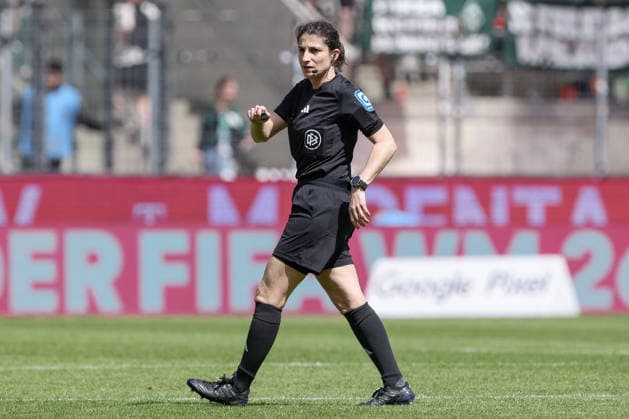 Referee Dr Riem Hussein, cropped image, single image, full body, action, action, match scene, THE DFB GUIDELINES PROHIBIT ANY USE OF PHOTOGRAPHS AS IMAGE SEQUENCES AND OR QUASI VIDEO DFB REGULATIONS PROHIBIT ANY USE OF PHOTOGRAPHS AS IMAGE SEQUENCES AND OR QUASI VIDEO , 02 05 2026, Cologne Germany , Soccer, Google Pixel Womens Bundesliga, 1 FC Köln SV Werder Bremen xobx