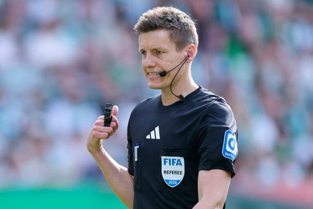 Referee Daniel Siebert gestures, Bundesliga, SV Werder Bremen v FC Augsburg, Weserstadion on 02 May 2026 in Bremen, Germany Photo by Marco Steinbrenner DeFodi Images Referee Daniel Siebert gestures, Bundesliga, SV Werder Bremen v FC Augsburg, Weserstadion, May 2, 2026 in Bremen, Germany Photo by Marco Steinbrenner DeFodi Images DFL regulations prohibit any use of photographs as image sequences and or quasi video