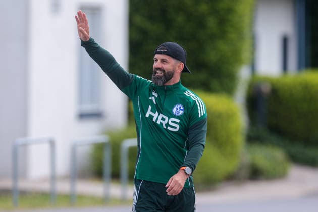 07 05 2026, Football, Training of FC Schalke 04 Coach Miron Muslic FC Schalke 04 waves to the fans and laughs Gelsenkirchen Training ground FC Schalke 04 NRW Germany xRHR PHOTO YYx Copyright: RHR-FOTOx RHR-FOTO YY