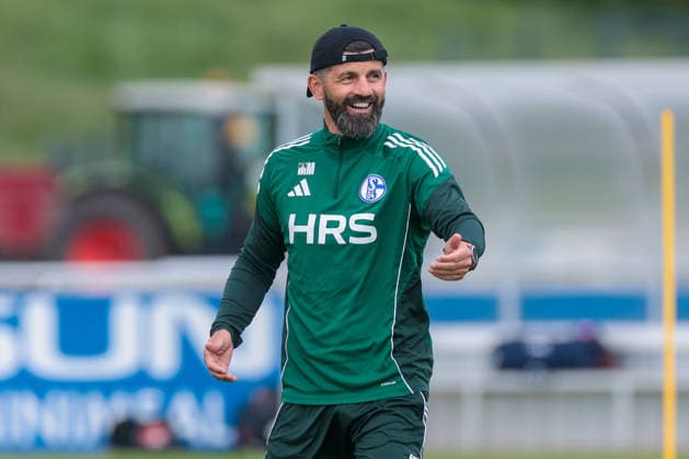 07 05 2026, Football, Training of FC Schalke 04 Coach Miron Muslic FC Schalke 04 waves to the fans and laughs Gelsenkirchen Training ground FC Schalke 04 NRW Germany xRHR PHOTO YYx Copyright: RHR-FOTOx RHR-FOTO YY