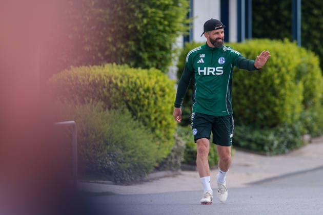 07 05 2026, Football, Training of FC Schalke 04 Coach Miron Muslic FC Schalke 04 waves to the fans and laughs Gelsenkirchen Training ground FC Schalke 04 NRW Germany xRHR PHOTO YYx Copyright: RHR-FOTOx RHR-FOTO YY
