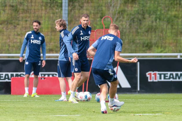 07 05 2026, Football, Training of FC Schalke 04 f l Kenan Karaman FC Schalke 04 , Finn Porath FC Schalke 04 , Edin Dzeko FC Schalke 04 Gelsenkirchen Training ground FC Schalke 04 NRW Germany xRHR PHOTO YYx Copyright: RHR-FOTOx RHR-FOTO YY