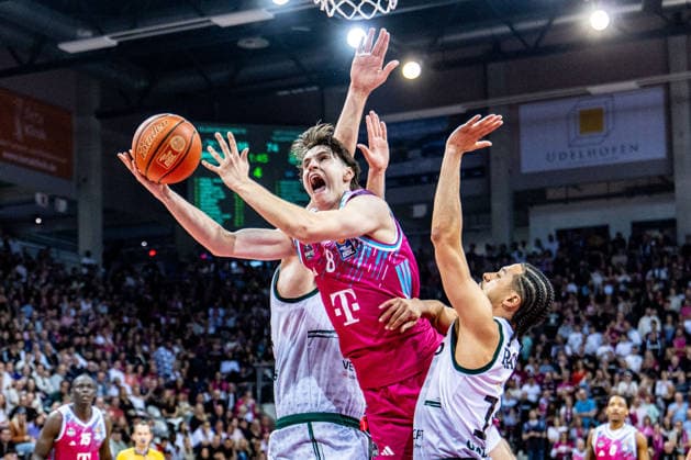 Kenan Reinhart Telekom Baskets Bonn, 08 is fouled by Evans Rapieque VET CONCEPT Gladiators Trier, 21 Telekom Baskets Bonn vs VET CONCEPT Gladiators Trier, Basketball, easy Credit BBL, 33 Matchday, 2025 2026, 08 05 2026 Telekom Baskets Bonn vs VET CONCEPT Gladiators Trier, Basketball, easy Credit BBL, 33 Matchday, 2025 2026, 08 05 2026 Bonn Copyright: xEibner-Pressefoto GerhardxWingenderx EP_GWR