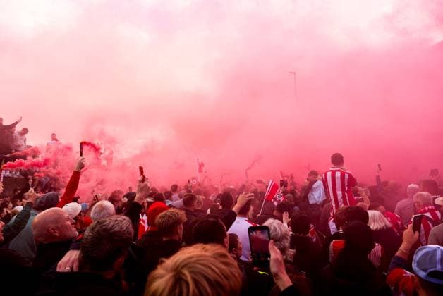 Southampton fans welcome the team bus with flares ahead of kick off Southampton v Middlesbrough, EFL Sky Bet Championship, Play-Off Semi Final, Second Leg, Football, St Mary s Stadium, Southampton, UK - 12 May 2026Southampton St Mary s Stadium United Kingdom EDITORIAL USE ONLY No use with unauthorised audio, video, data, fixture lists, club league logos or live services. Online in-match use limited to 120 images, no video emulation. No use in betting, games or single club league player publications. Copyright: xKieranxMcManus Shutterstockx 16871478i
