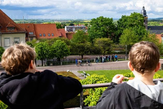 15 05 2026, GER, road bike, men women juniors, season 2025, 26 TMP Jugentour Kleine Friedensfahrt, 1 stage circuit race Residenzstadt Gotha On 3 competition days from 15 05 17 05 2026, almost 350 athletes from 7 countries competed in the categories Everyman, Beginner, U15m, U17w and U17m at the start of the 25th edition of the TMP Jugentour Kleine Friedensfahrt 2025 In addition to the individual time trial, there are 3 other stages to be completed in the Gotha district, organized by RSC Waltershausen Gotha e V Stage 1 was a circuit in Gotha, with the U15m having to complete 16.8km, the U17w 25.2km and the U17m 31.5km 99867 Gotha Schloss Friedenstein Historisc Thüringen Germany
