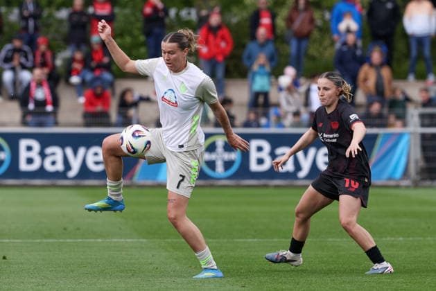 from left Larissa Mühlhaus SV Werder Bremen, 7 and Estrella Merino Gonzalez Bayer 04 Leverkusen, 10 in duel, duel, dynamics, action, action, game scene, THE DFB REGULATIONS PROHIBIT ANY USE OF PHOTOGRAPHS AS IMAGE SEQUENCES AND OR QUASI VIDEO , 17 05 2026, Leverkusen Germany , Football, Google Pixel Womens Bundesliga, Bayer 04 Leverkusen SV Werder Bremen xobx