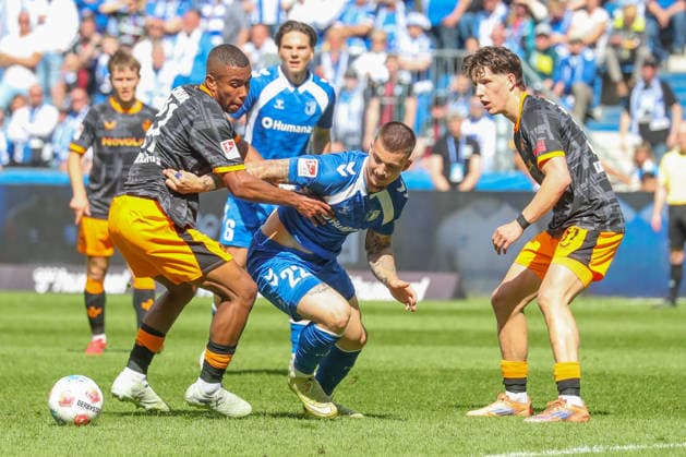 17 05 2026, xgox, Soccer 2 Bundesliga 1 FC Magdeburg 1 FC Kaiserslautern emspor, v l David Schramm Kaiserslautern, 41 , Mateusz Zukowski Magdeburg, 22 , Leon Robinson Kaiserslautern, 37 duel, fight, tackle DFL DFB REGULATIONS PROHIBIT ANY USE OF PHOTOGRAPHS as IMAGE SEQUENCES and or QUASI VIDEO Magdeburg