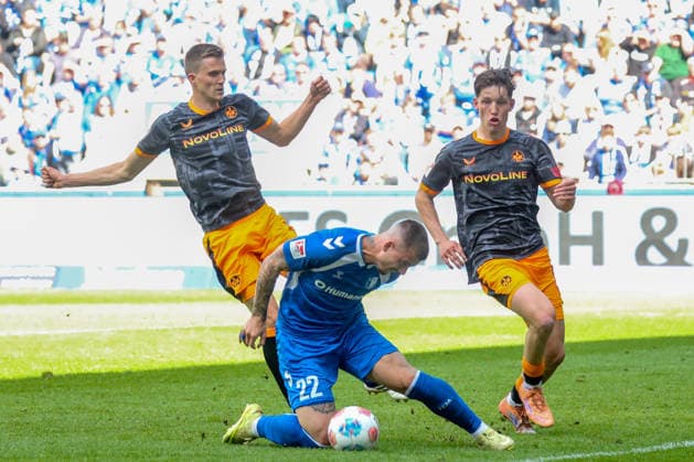 17 05 2026, xgox, Soccer 2 Bundesliga 1 FC Magdeburg 1 FC Kaiserslautern emspor, v l Kenny Prince Redondo Kaiserslautern, 11 , Mateusz Zukowski Magdeburg, 22 , Leon Robinson Kaiserslautern, 37 duel, fight, tackle DFL DFB REGULATIONS PROHIBIT ANY USE OF PHOTOGRAPHS as IMAGE SEQUENCES and or QUASI VIDEO Magdeburg