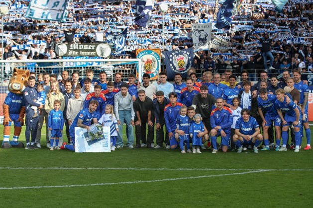 Group photo of the KSC team in front of the fans, Karlsruher SC vs VfL Bochum, 2 Bundesliga, 34 Matchday, 2025 2026, 17 05 2026, DFL REGULATES PROHIBIT ANY USE OF PHOTOGRAPHS AS IMAGE SEQUENCES AND OR QUASI VIDEO, Karlsruher SC vs VfL Bochum, 2 Bundesliga, 34 Matchday, 2025 2026, 17 05 2026 Karlsruhe Copyright: xEibner-Pressefoto JanxPrihodax EP_JPA