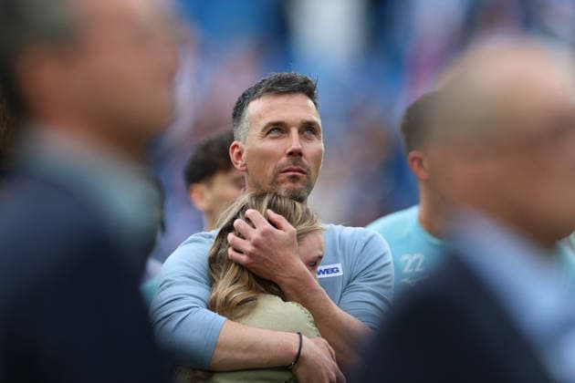 Christian Eichner Karlsruher SC, Head Coach with tears in his eyes gives comfort to his crying daughter, Karlsruher SC vs VfL Bochum, 2 Bundesliga, 34 Matchday, 2025 2026, 17 05 2026, DFL REGULATES PROHIBIT ANY USE OF PHOTOGRAPHS AS IMAGE SEQUENCES AND OR QUASI VIDEO, Karlsruher SC vs VfL Bochum, 2 Bundesliga, 34 Matchday, 2025 2026, 17 05 2026 Karlsruhe Copyright: xEibner-Pressefoto JanxPrihodax EP_JPA