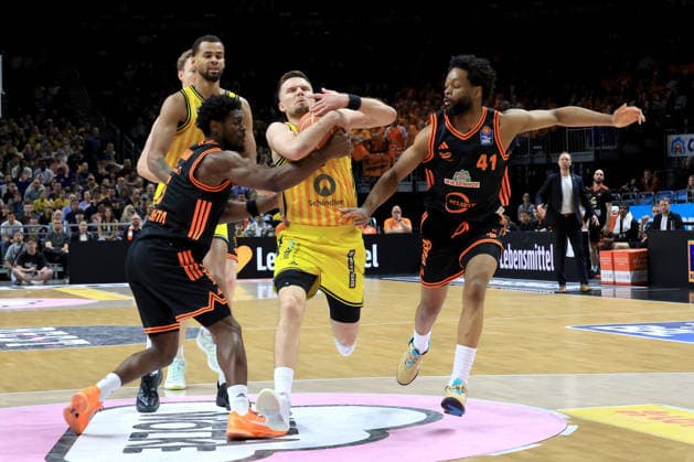 DEU, easyCredit BBL, ALBA vs , 17 05 2026, Mercedes Benz Arena, Berlin, DEU, easyCredit BBL, ALBA vs , pictured Martin Hermannsson ALBA Berlin 15 , Norris Agbakoko ALBA Berlin 17 , Lloyd Pandi RASTA Vechta 41 , TJ Bamba RASTA Vechta 5 nordphotoxGmbHx xEngler nph00076