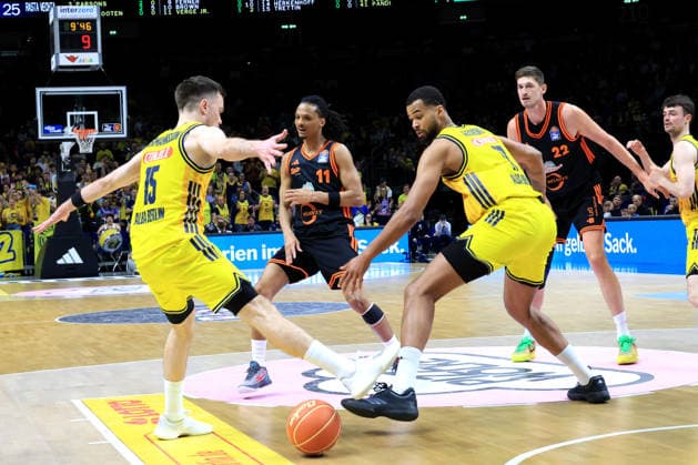 DEU, easyCredit BBL, ALBA vs Rasta Vechta, 17 05 2026, Uber Arena, Berlin, DEU, easyCredit BBL, ALBA vs Rasta Vechta, in the picture Martin Hermannsson ALBA Berlin 15 , Norris Agbakoko ALBA Berlin 17 , Alonzo Verge jr RASTA Vechta 11 nordphotoxGmbHx xEngler nph00076