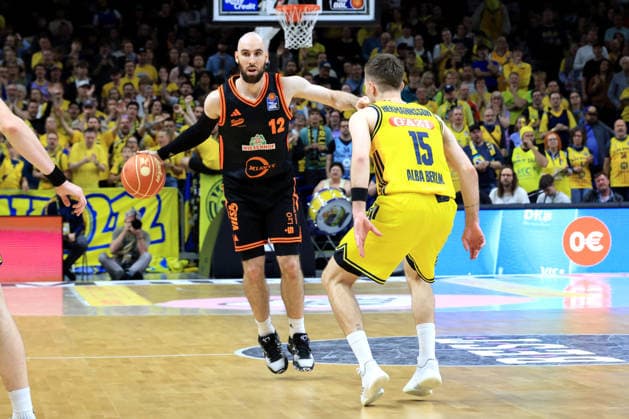 DEU, easyCredit BBL, ALBA vs Rasta Vechta, 17 05 2026, Uber Arena, Berlin, DEU, easyCredit BBL, ALBA vs Rasta Vechta, in the picture Martin Hermannsson ALBA Berlin 15 , Tommy Kuhse RASTA Vechta 12 nordphotoxGmbHx xEngler nph00076