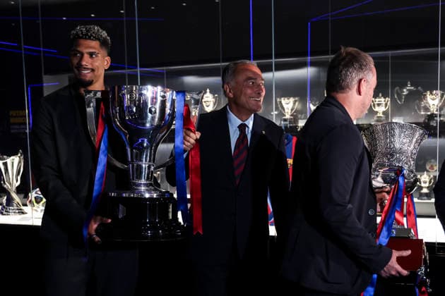 May 18, 2026, Barcelona, Barcelona, SPAIN: Ronald Araujo, Hansi Flick and Rafa Yuste, President of FC Barcelona, Barca during ceremony to present the championship trophies won by FC Barcelona in LaLiga EA Sports and the Spanish Super Cup, held at the club s museum on May 18, 2026 in Barcelona, Spain. Barcelona SPAIN - ZUMAa181 20260518_zaa_a181_003 Copyright: xJavierxBorregox