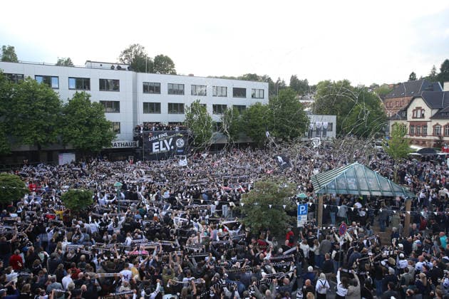 18 05 2026, xrekx, Fußball 2 Bundesliga, SV Elversberg Aufstiegsfeier v l SV Elversberg Mannschaft feiert den Aufstieg Fans ,Stimmung, Schals, Ultras, Zuschauer, Besucher, Choreo, Choreografie, atmosphere, scarves, spectators, visitors DFL DFB REGULATIONS PROHIBIT ANY USE OF PHOTOGRAPHS as IMAGE SEQUENCES and or QUASI VIDEO Elversberg