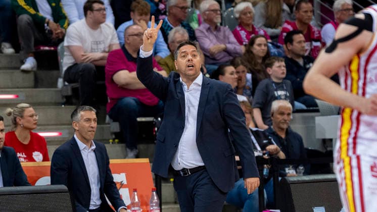 Sasa Filipovski Fitness First Wuerzburg Baskets, Headcoach, Coach, Trainer gives instructions, gesticulates, gesticulate with arms gives instructions, gesticulate, gesticolando, emotions Telekom Baskets Bonn Fitness First Wuerzburg Baskets 18 05 2026 Basketball, easyCredit Basketball Bundesliga, Playoffs, Quarterfinals Game 2, GER, Bonn, Telekom Dome Bonn Copyright: HMBxMedia xMarcoxBader