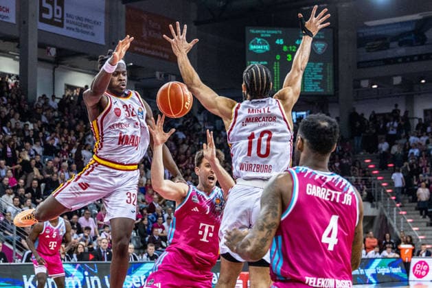 Davion Mintz Fitness First Wuerzburg Baskets, 10 and Charles Thompson Fitness First Wuerzburg Baskets, 32 interfere with the pass from Grayson Murphy Telekom Baskets Bonn, 07 to Jeff Garrett Jr Telekom Baskets Bonn, 04 s Telekom Baskets Bonn vs Fitness First Wuerzburg Baskets, Basketball, easy Credit BBL, Playoffs, Quarterfinals, Matchday 2, 2025 2026, 18 05 2026 Telekom Baskets Bonn vs Fitness First Wuerzburg Baskets, Basketball, easy Credit BBL, Playoffs, Quarterfinals, Matchday 2, 2025 2026, 18 05 2026 Bonn Copyright: xEibner-Pressefoto GerhardxWingenderx EP_GWR