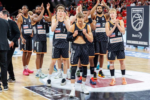 Thomas Klepeisz ratiopharm Ulm, 22 , team, squad, end of game, disappointed, disappointment, negative emotions, negative emotion, BMA365 Bamberg Baskets vs ratiopharm Ulm, basketball, easyCredit BBL, playoff quarterfinals, game 2, 18 05 2026 BMA365 Bamberg Baskets vs ratiopharm Ulm, basketball, easyCredit BBL, playoff quarterfinals, game 2, 18 05 2026 Bamberg Copyright: xEibner-Pressefoto G.xSantemizx EP_EER