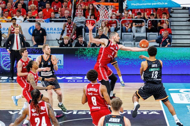 Daniel Keppeler BMA365 Bamberg Baskets, 31 , Demarcus Demonia BMA365 Bamberg Baskets, 08 , Mark Smith ratiopharm Ulm, 13 , BMA365 Bamberg Baskets vs ratiopharm Ulm, Basketball, easyCredit BBL, Playoff Quarterfinals, Game 2, 18 05 2026 BMA365 Bamberg Baskets vs ratiopharm Ulm, Basketball, easyCredit BBL, Playoff Quarterfinals, Game 2, 18 05 2026 Bamberg Copyright: xEibner-Pressefoto G.xSantemizx EP_EER