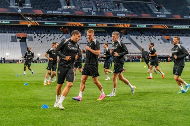 19 05 2026, SC Freiburg vs Aston Villa, UEFA Europa League, Final Matchday 1 Besiktas Square, Besiktas Park, Stadium, Fan festival, Fan Fest, Fans Freiburg Aston Villa, Trophy, Uefa Cup League Trophy, Istanbul 2026 Final Final Training Final Training SC Freiburg in Vodafone Park, Mathias Ginter, Lucas Höler Copyright: xBahhoxKarax
