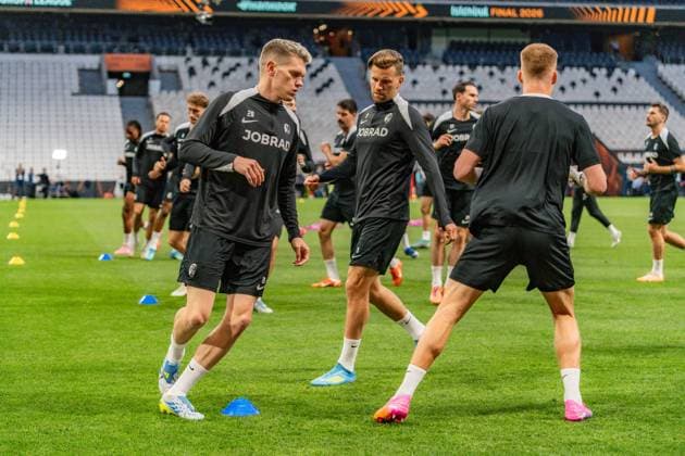 19 05 2026, SC Freiburg vs Aston Villa, UEFA Europa League, Final Matchday 1 Besiktas Square, Besiktas Park, Stadium, Fan festival, Fan Fest, Fans Freiburg Aston Villa, Trophy, Uefa Cup League Trophy, Istanbul 2026 Final Final Training Final Training SC Freiburg in Vodafone Park, Mathias Ginter, Lucas Höler Copyright: xBahhoxKarax