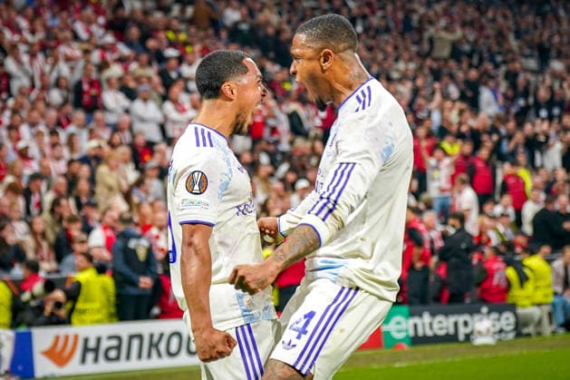 Turkey Football UEFA Europa League 2025 2026, Final in Istanbul SC Freiburg vs Aston Villa Tüpras Stadyumu Istanbul Goal and goal celebration to 1 0 by Youri Tielemans Aston Villa, 8 Joy, emotion, cheering, gesture, gesture, emotion, facial expression, facial expression, emotion Ezri Konsa Aston Villa, 4 Copyright: xJOERANxSTEINSIEKx