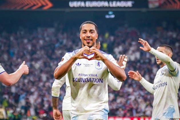 Turkey Football UEFA Europa League 2025 2026, Final in Istanbul SC Freiburg vs Aston Villa Tüpras Stadyumu Istanbul Goal and goal celebration to 1 0 by Youri Tielemans Aston Villa, 8 joy, emotions, cheering, gesture, gesture, emotion, facial expression, facial expression, heart Copyright: xJOERANxSTEINSIEKx