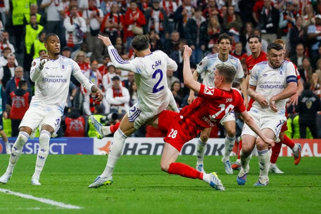 Matty Cash Aston Villa, 02 and Matthias Ginter SC Freiburg, 28 in duel , Turkey, Football, UEFA Europa League, Final, 2025 2026, SC Freiburg vs Aston Villa, 20 05 2026, Istanbul Besiktas Park Turkey Copyright: xGrantxHubbsx