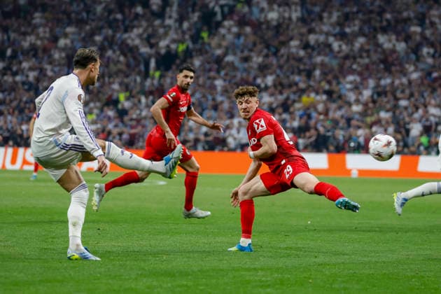 Matty Cash Aston Villa, 02 and Philipp Treu SC Freiburg, 29 , Turkey, Football, UEFA Europa League, Final, 2025 2026, SC Freiburg vs Aston Villa, 20 05 2026, Istanbul Besiktas Park Turkey Copyright: xGrantxHubbsx