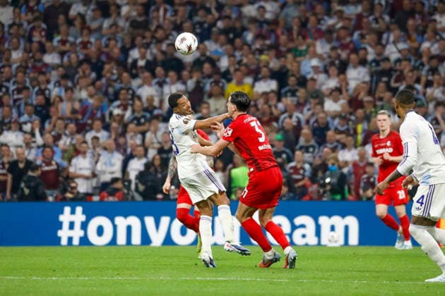 Youri Tielemans Aston Villa, 08 and Igor Matanovic SC Freiburg, 31 fighting for the ball , Turkey, Football, UEFA Europa League, Final, 2025 2026, SC Freiburg vs Aston Villa, 20 05 2026, Istanbul Besiktas Park Turkey Copyright: xGrantxHubbsx