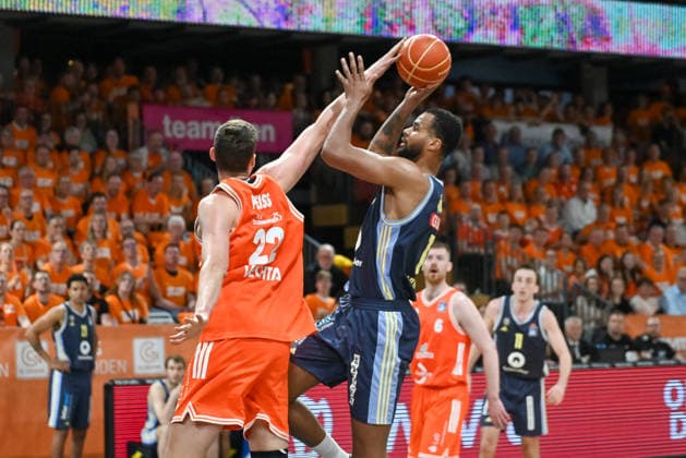 Tibor Pleiss RASTA Vechta, 22 blocks Moses Wood ALBA Berlin, 11 RASTA Vechta vs ALBA Berlin, easyCredit Basketball Bundesliga, Play Off, Season 2025 2026, 22 05 2026, RASTA Vechta vs ALBA Berlin, easyCredit Basketball Bundesliga, Play Off, Season 2025 2026, 22 05 2026 Vechta Copyright: xEibner-Pressefoto RobertxGertzenx EP_RGN
