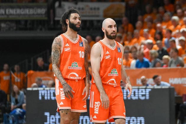 Tevin Brown RASTA Vechta, 10 and Tommy Kuhse RASTA Vechta, 12 RASTA Vechta vs ALBA Berlin, easyCredit Basketball Bundesliga, Play Off, Season 2025 2026, 22 05 2026, RASTA Vechta vs ALBA Berlin, easyCredit Basketball Bundesliga, Play Off, Season 2025 2026, 22 05 2026 Vechta Copyright: xEibner-Pressefoto RobertxGertzenx EP_RGN