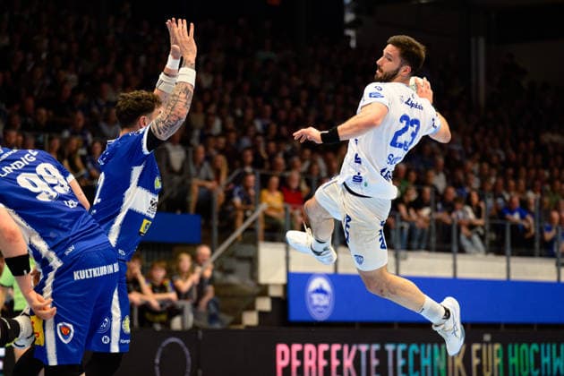 Tim Suton TBV Lemgo Lippe, 23 , Justin Kurch ThSV Eisenach, 52 , Tillman Leu ThSV Eisenach, 99 GER, ThSV Eisenach vs TBV Lemgo Lippe, 1 Daikin Handballbundesliga, Handball, 32 Matchday, Season 2025 2026, 22 05 2026 GER, ThSV Eisenach vs TBV Lemgo Lippe, 1 Daikin Handballbundesliga, Handball, 32 Matchday, Season 2025 2026, 22 05 2026 Eisenach Copyright: xEibner-Pressefoto MartinxHerbstx EP_MHT