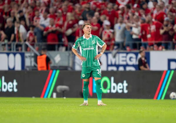 Felix Klaus SpVgg Greuther Fuerth, 30 enttaeuscht, enttaeuscht schauend, dissapointed, traurig, frustiert, frust, gefrustet, frustrated nach dem Gegentor zum 1 0 Rot Weiss Essen SpVgg Greuther Fürth, Fussball, Relegation zur 2 Bundesliga, Stadion an der Hafenstraße, Essen DFL regulations prohibit any use of photographs as image sequences and or quasi video Copyright: HMBxMedia xMarcoxBader