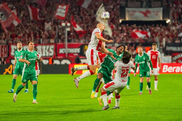Felix Klaus SpVgg Greuther Fuerth, 30 watches the duel between Tobias Kraulich Rot Weiss Essen, 33 and Sayfallah Ltaief SpVgg Greuther Fuerth, 47 on Rot Weiss Essen vs SpVgg Greuther Fuerth, Football, 2 Bundesliga Relegation 2025 26, Relegation first leg, Season 2025 26, 22 05 2026, DFL REGULATES PROHIBIT ANY USE OF PHOTOGRAPHS AS IMAGE SEQUENCES AND OR QUASI VIDEO, Rot Weiss Essen vs FC Ingolstadt 04, Football, 2 Bundesliga Relegation 2025 26, Relegation first leg, Season 2025 26, 22 05 2026 Essen Copyright: xEibner-Pressefoto LukasxBaldygax EP_LBA