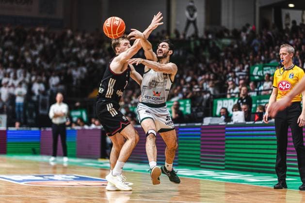 Clayton Guillozet Gladiators Trier in duel with Justus Hollarz FC Bayern Muenchen Basketball , Vet Concept Gladiators Trier vs FC Bayern Muenchen Basketball, Basketball, easyCredit BBL, Playoffs, Quarterfinals, Game 3, Season 2025 2026, 23 05 2026 Vet Concept Gladiators Trier vs FC Bayern Muenchen Basketball, Basketball, easyCredit BBL, Playoffs, Quarterfinals, Game 3, Season 2025 2026, 23 05 2026 Copyright: xEibner-Pressefoto AlexanderxNeisx EP_ANS