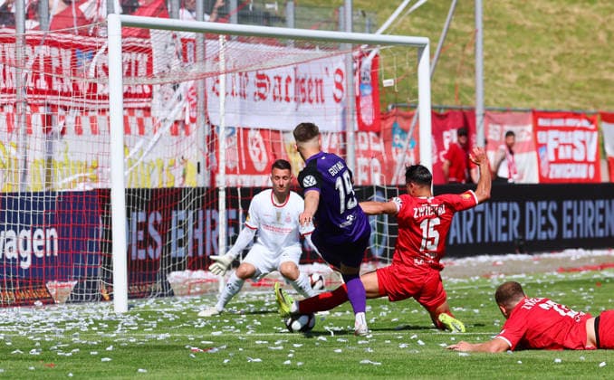 Zwickau, 23 05 2026, GGZ Arena, Wernesgrüner Sachsenpokal Final , FSV ZWICKAU vs FC ERZGEBIRGE AUE , In the picture from l goalkeeper Lucas Hiemann 30, Zwickau , Julian Guttau 19, Aue and Andrey Startsev 15, Zwickau , Picture Point