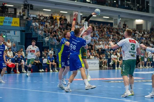 Å tÄpan Zeman, Circle Winger, VfL Gummersbach 66 , Morten Hempel Jensen, Backcourt, TSV GWD Minden 9 , , VfL Gummersbach vs TSV GWD Minden, Daikin Handball Bundesliga, Men , Matchday 30, 23 05 2026 Gummersbach NRW Germany Copyright: xkolbert-press MartinxWdziecznyx
